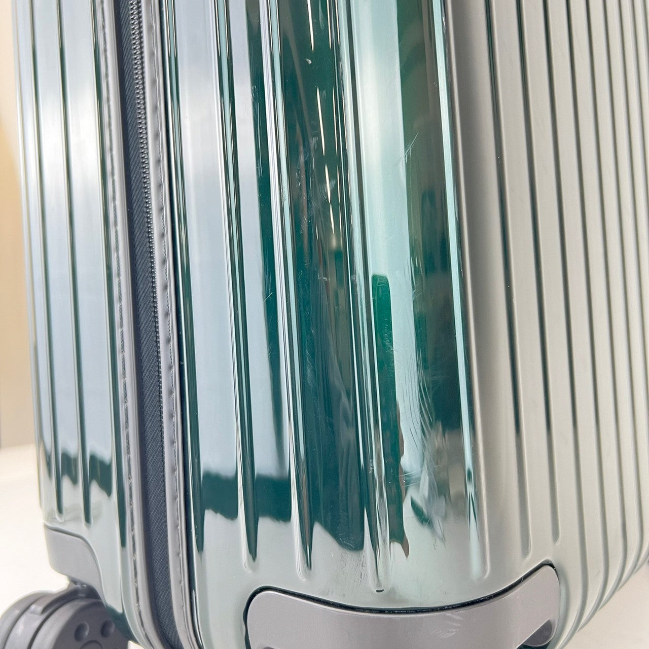 Essential Lite Cabin エッセンシャルライトキャビン 37L Green グリーン Polycarbonate ポリカーボネート