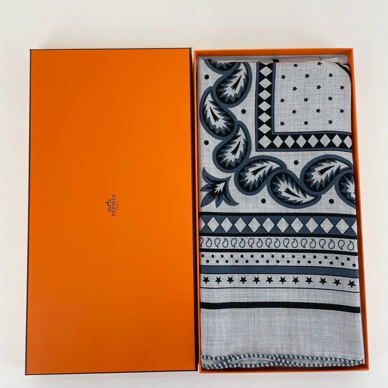 Hermès エルメス Châle 140 Les Roues de Phaéton カレジュアン140(四輪馬車の車輪) カシミア70%、シルク30% gris chiné(グリシネ) / ardoise clair(アルドワーズクレール) / Black(ブラック)