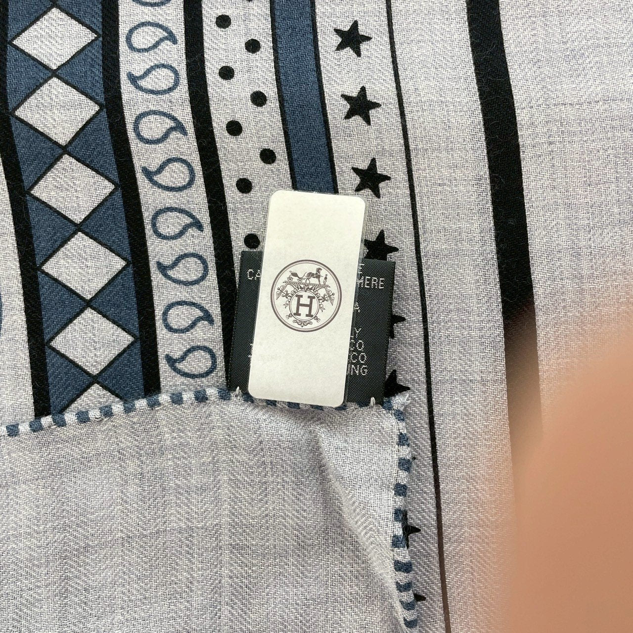 Hermès エルメス Châle 140 Les Roues de Phaéton カレジュアン140(四輪馬車の車輪) カシミア70%、シルク30% gris chiné(グリシネ) / ardoise clair(アルドワーズクレール) / Black(ブラック)