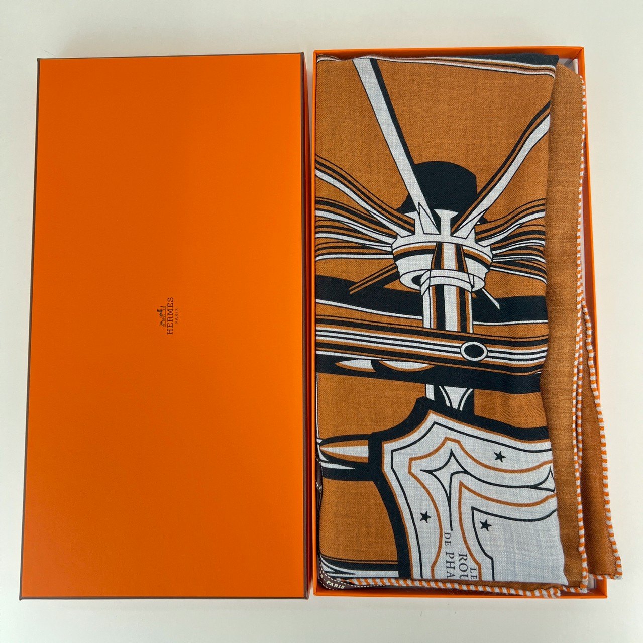 Hermès エルメス Châle 140 Les Roues de Phaéton カレジュアン140(四輪馬車の車輪) カシミア70%、シルク30% キャラメル/グリシネ/ブラック Caramel/Gris chine/Black