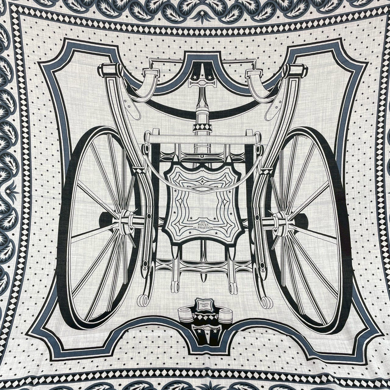 Hermès エルメス Châle 140 Les Roues de Phaéton カレジュアン140(四輪馬車の車輪) カシミア70%、シルク30% gris chiné(グリシネ) / ardoise clair(アルドワーズクレール) / Black(ブラック)