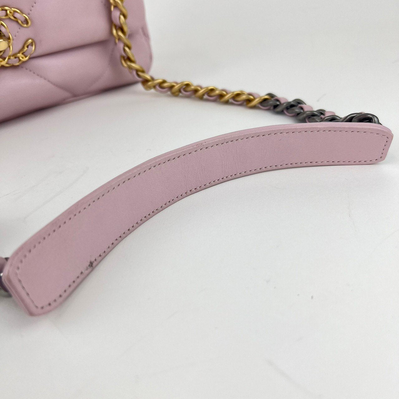 シャネル19 チェーンショルダー Lamb skin ラムスキン Pink ピンク 31番台 ゴールド シルバーチェーン