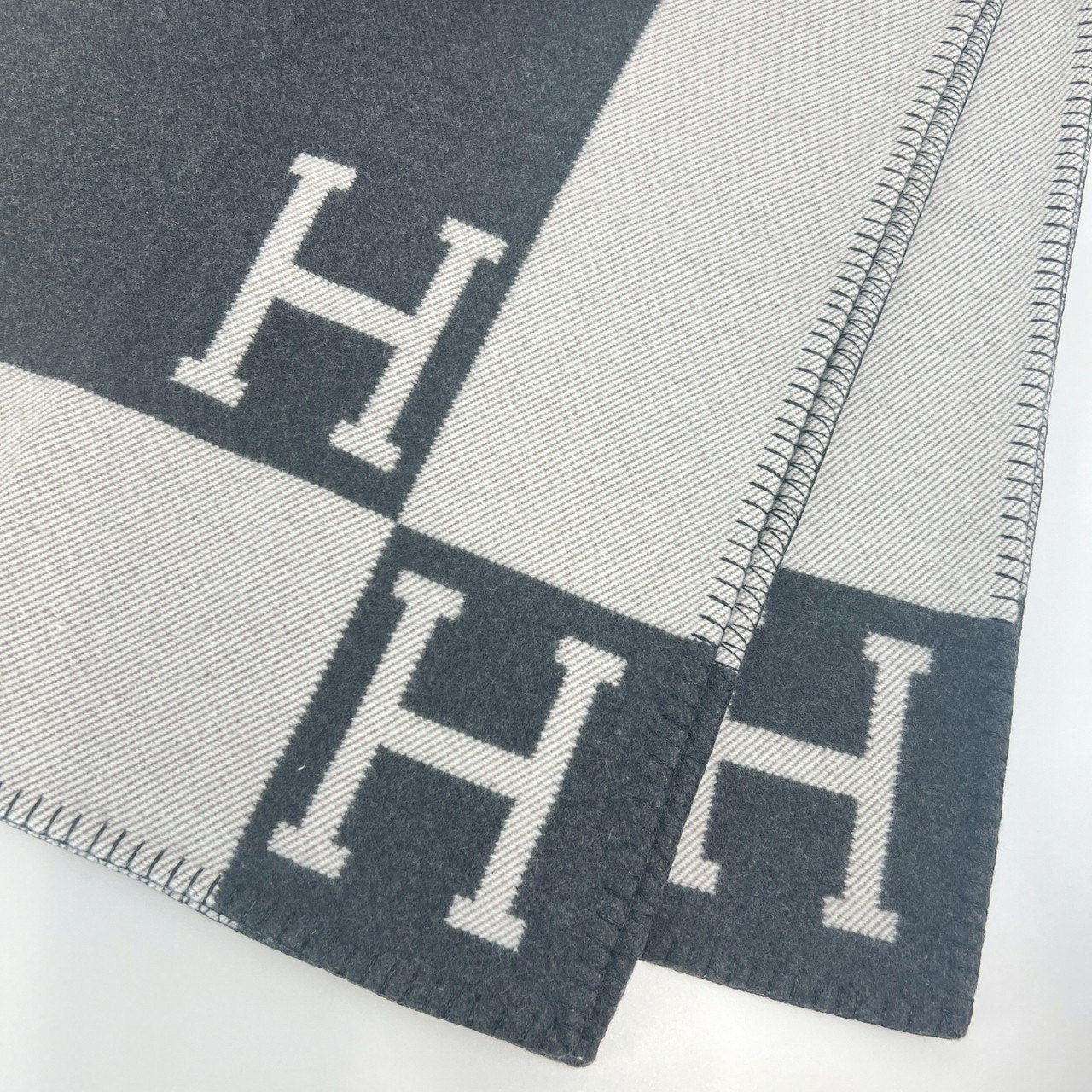 Hermès エルメス Jeté de canapé Avalon プレード アヴァロン メリノウール 90% カシミヤ 10% Ecru/gris fonce エクリュ/グリフォンセ