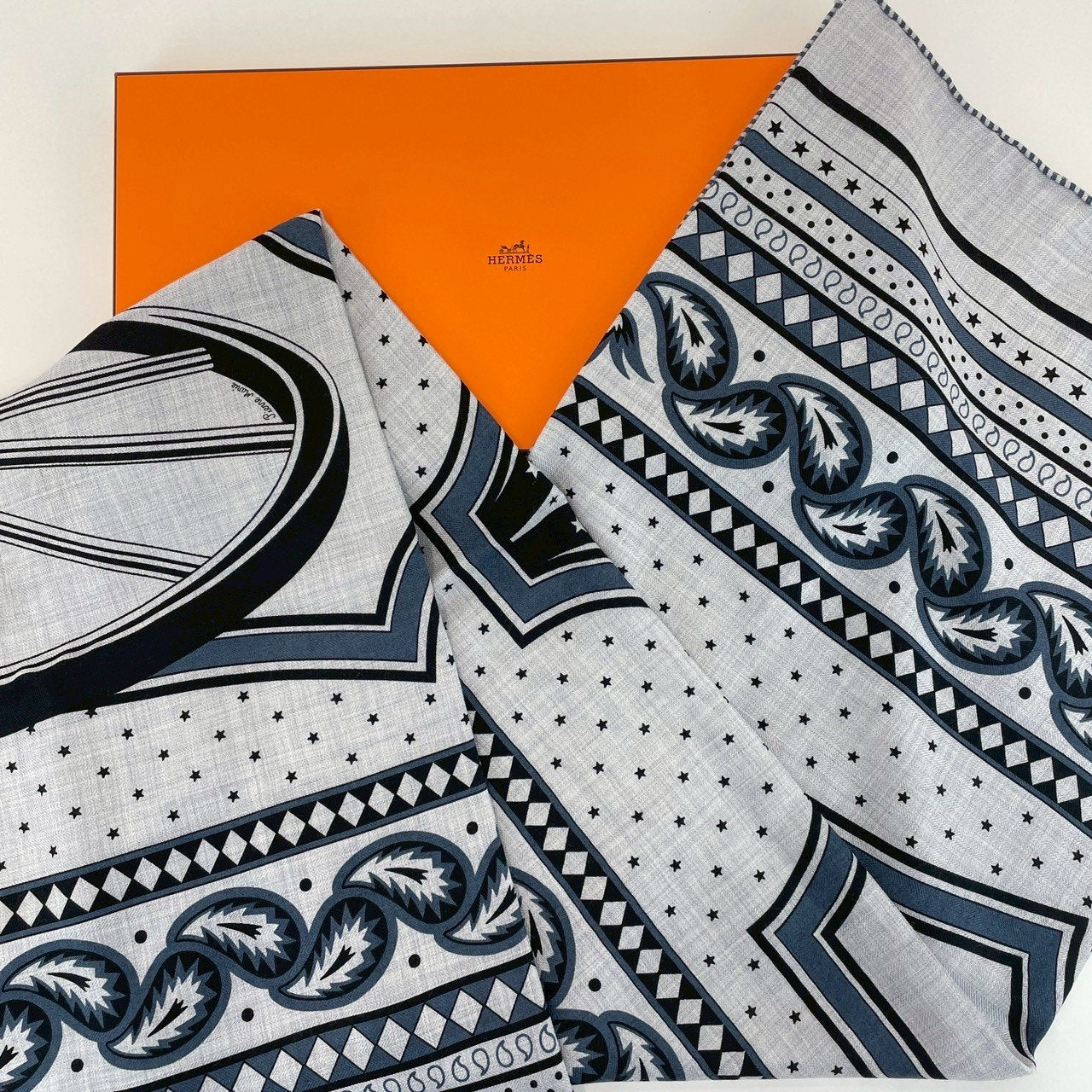 Hermès エルメス Châle 140 Les Roues de Phaéton カレジュアン140(四輪馬車の車輪) カシミア70%、シルク30% gris chiné(グリシネ) / ardoise clair(アルドワーズクレール) / Black(ブラック)