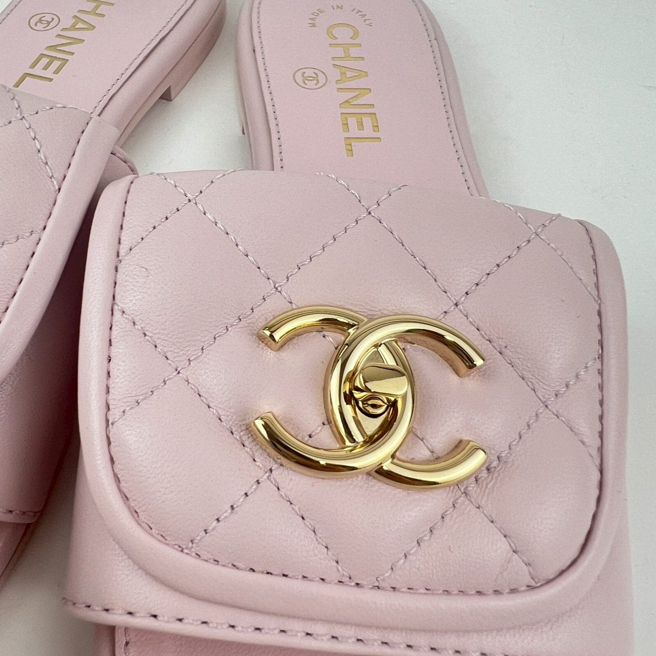 CHANEL シャネル シャネル サンダル ミュール CCロゴ キルティングビーチサンダル ラムスキン Pink ピンク