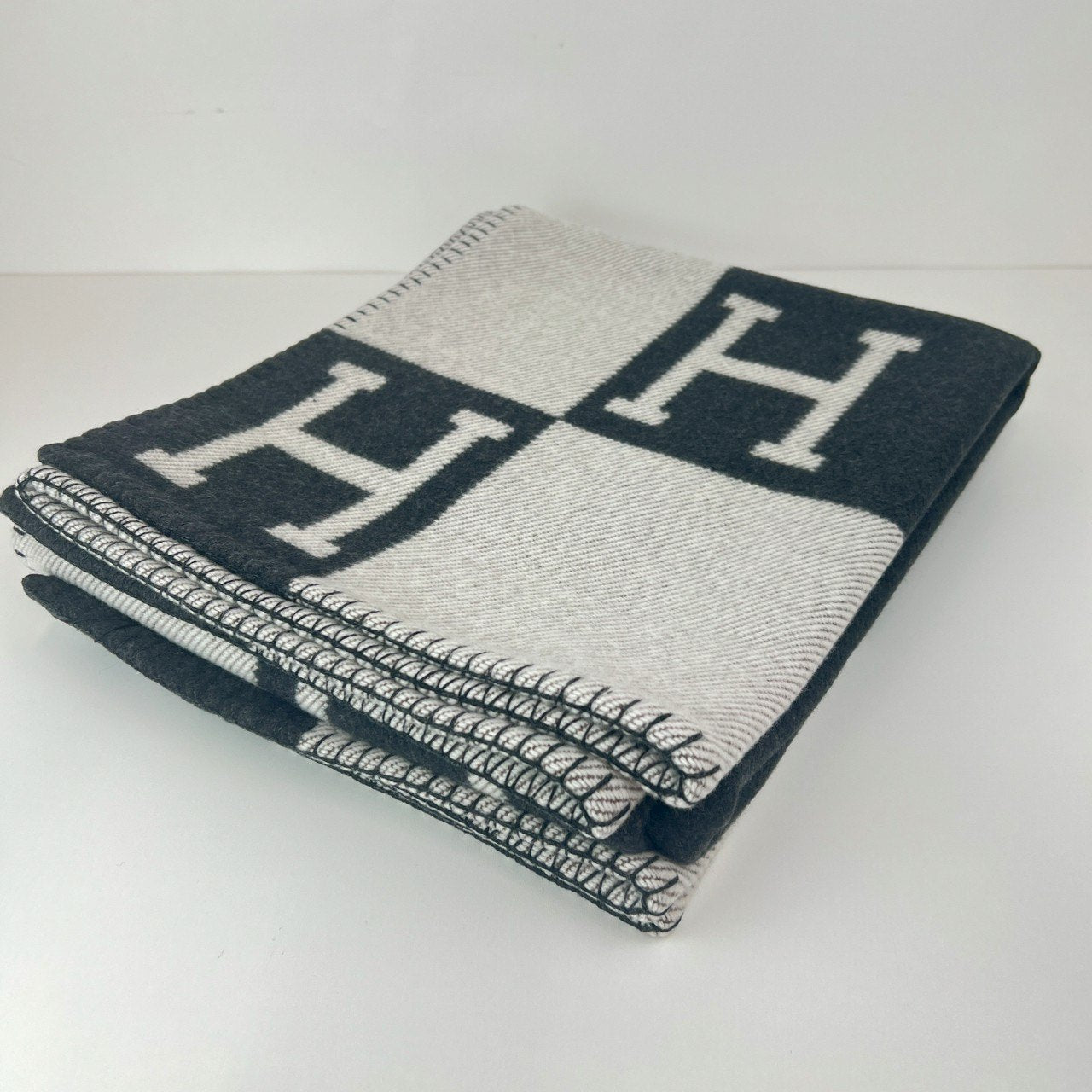Hermès エルメス Jeté de canapé Avalon プレード アヴァロン メリノウール 90% カシミヤ 10% Ecru/gris fonce エクリュ/グリフォンセ