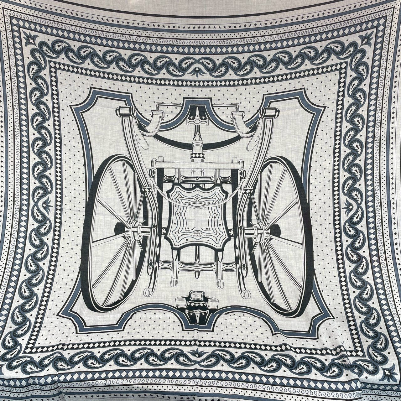 Hermès エルメス Châle 140 Les Roues de Phaéton カレジュアン140(四輪馬車の車輪) カシミア70%、シルク30% gris chiné(グリシネ) / ardoise clair(アルドワーズクレール) / Black(ブラック)