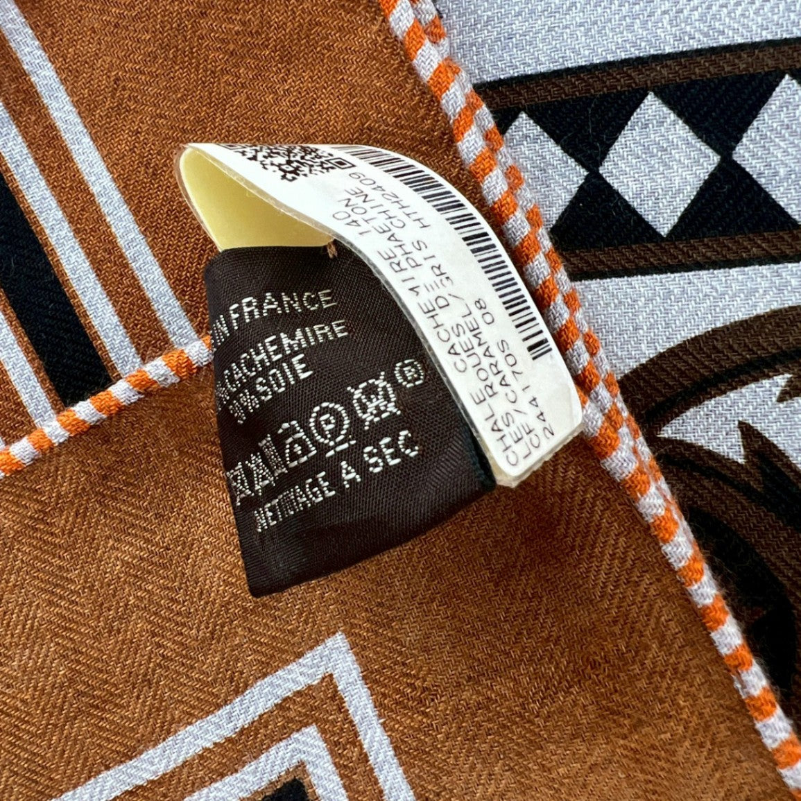 Hermès エルメス Châle 140 Les Roues de Phaéton カレジュアン140(四輪馬車の車輪) カシミア70%、シルク30% キャラメル/グリシネ/ブラック Caramel/Gris chine/Black