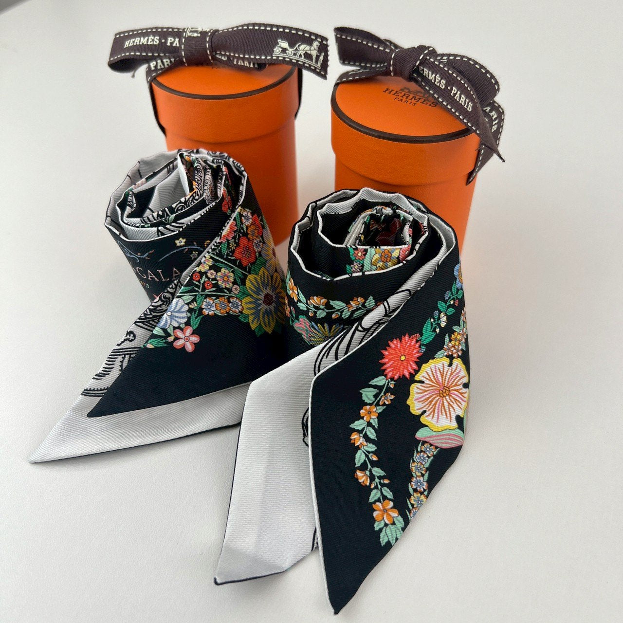 Hermès エルメス Twilly ツイリー 絹 100% マルチカラー ブラック ホワイト