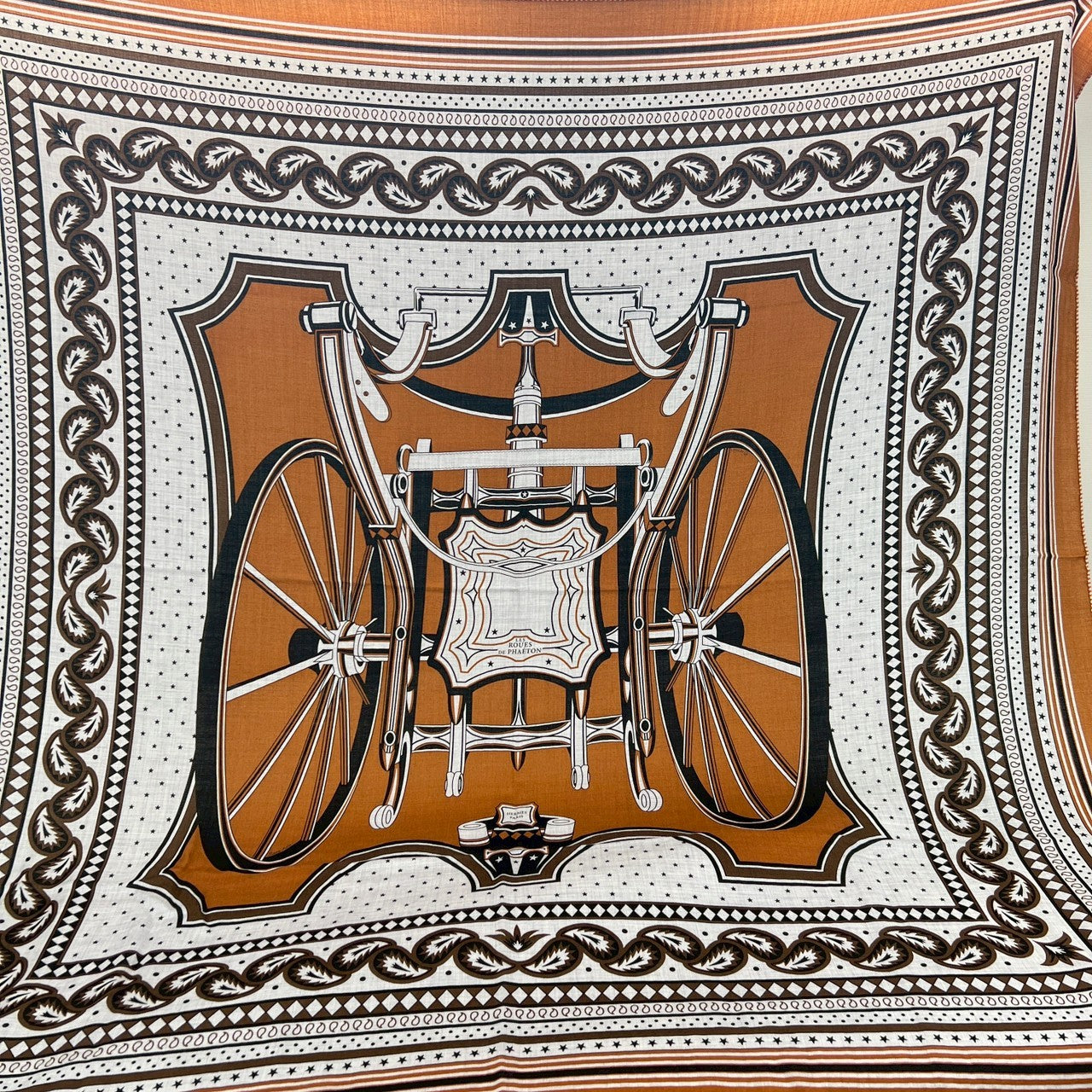 Hermès エルメス Châle 140 Les Roues de Phaéton カレジュアン140(四輪馬車の車輪) カシミア70%、シルク30% キャラメル/グリシネ/ブラック Caramel/Gris chine/Black