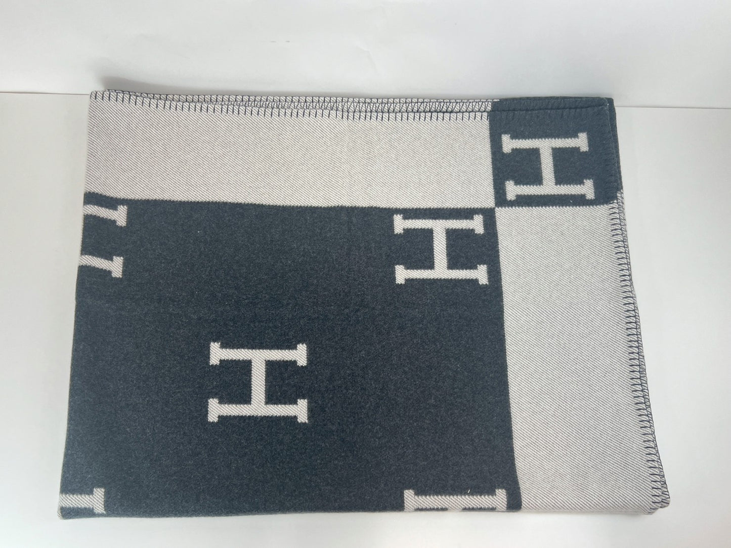 Hermès エルメス Jeté de canapé Avalon プレード アヴァロン メリノウール 90% カシミヤ 10% Ecru/gris fonce エクリュ/グリフォンセ