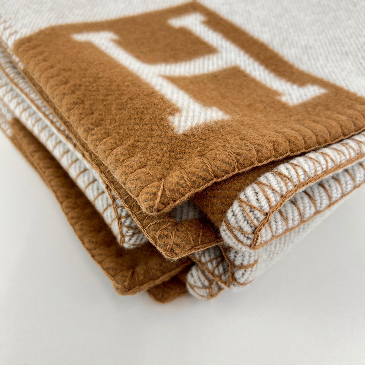 Hermès エルメス Jeté de canapé Avalon プレード アヴァロン メリノウール 90% カシミヤ 10% Ecru/Camel エクリュ/キャメル
