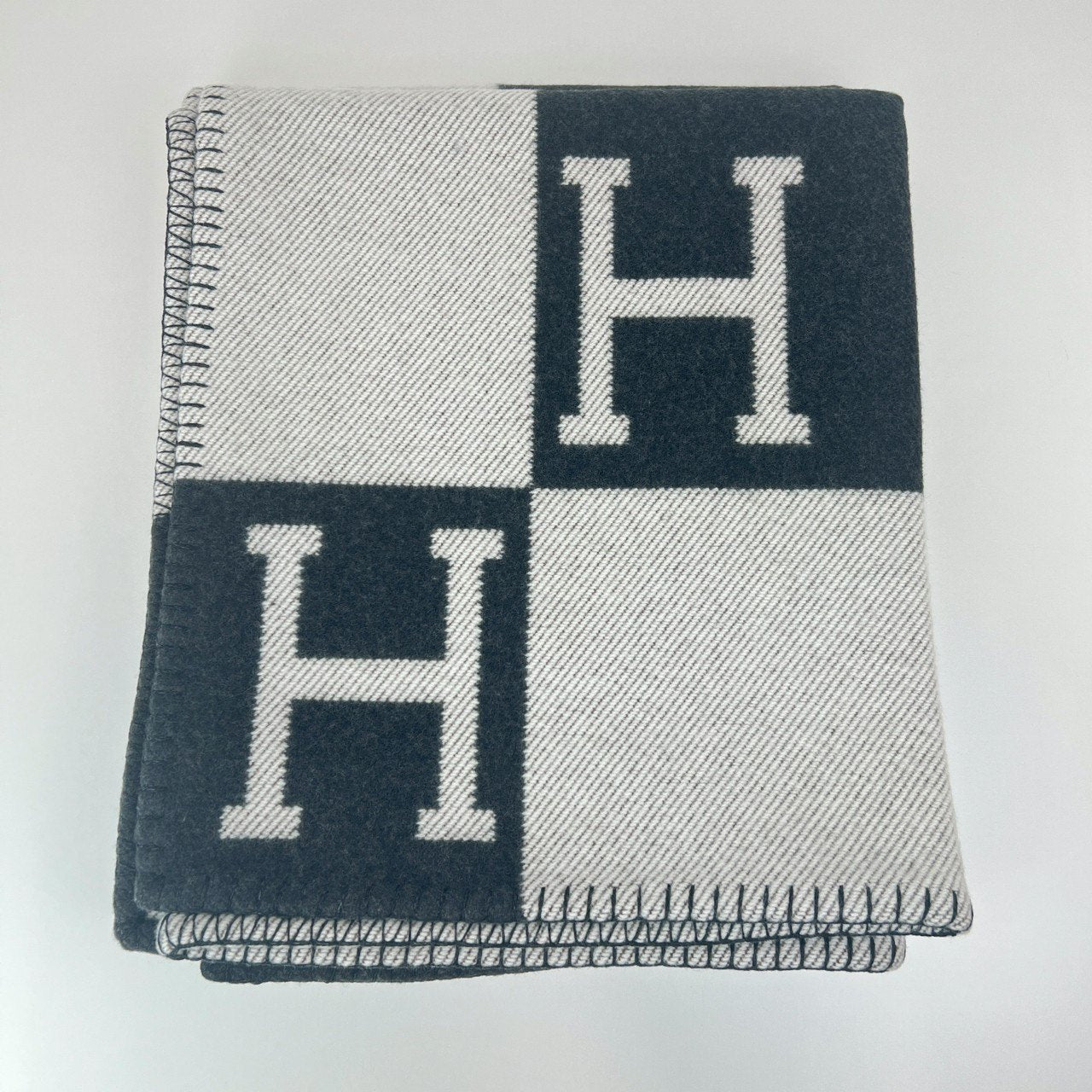 Hermès エルメス Jeté de canapé Avalon プレード アヴァロン メリノウール 90% カシミヤ 10% Ecru/gris fonce エクリュ/グリフォンセ