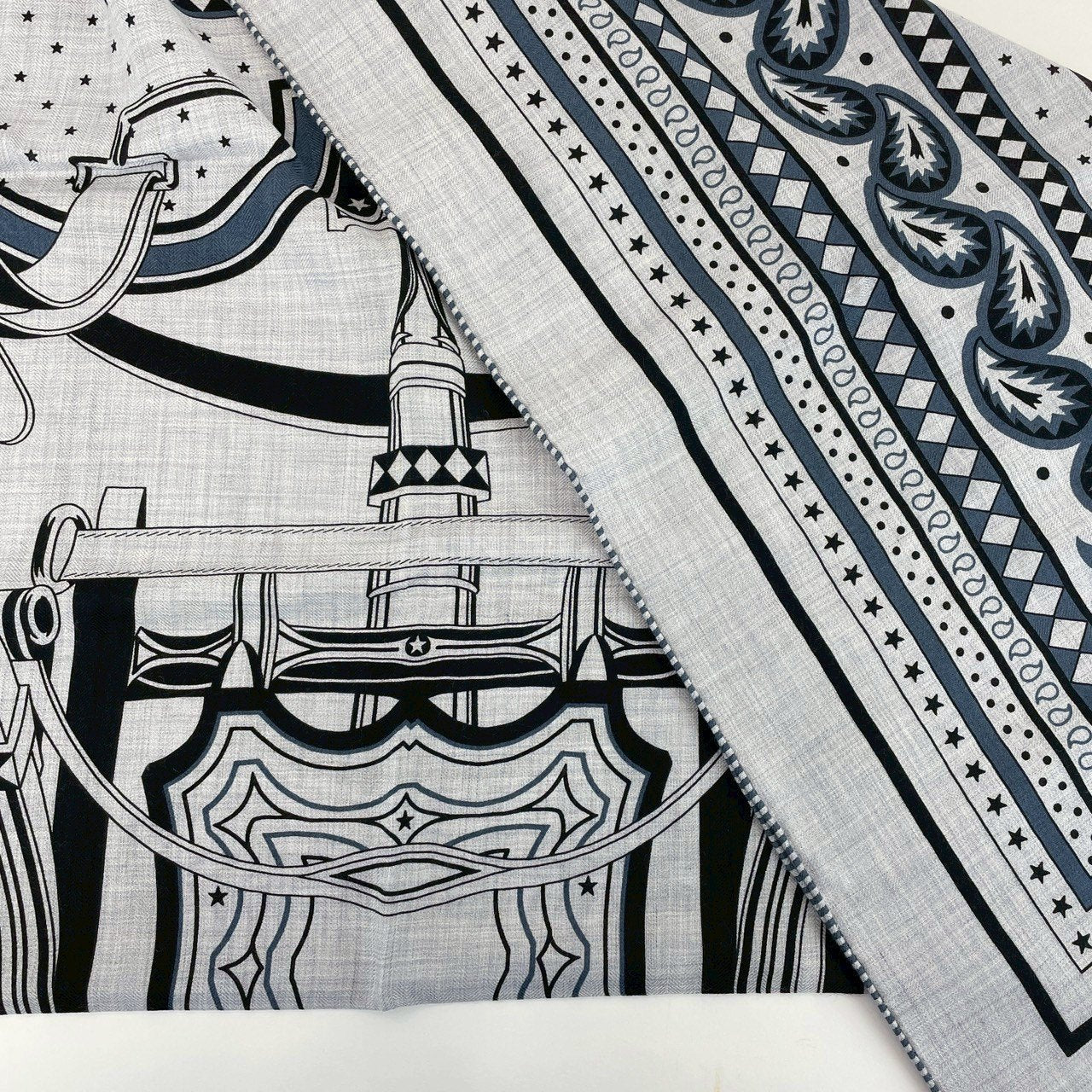 Hermès エルメス Châle 140 Les Roues de Phaéton カレジュアン140(四輪馬車の車輪) カシミア70%、シルク30% gris chiné(グリシネ) / ardoise clair(アルドワーズクレール) / Black(ブラック)