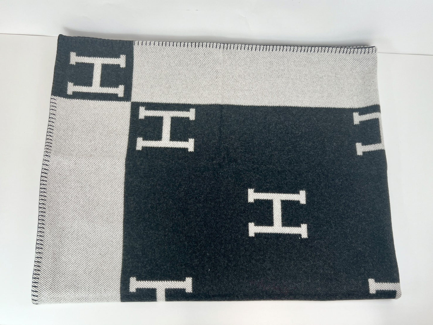 Hermès エルメス Jeté de canapé Avalon プレード アヴァロン メリノウール 90% カシミヤ 10% Ecru/gris fonce エクリュ/グリフォンセ