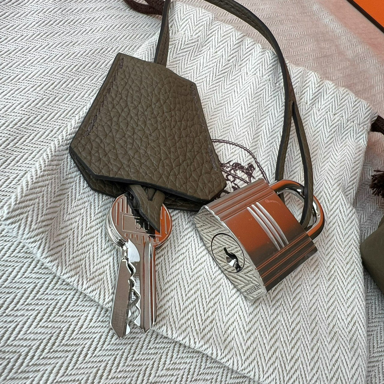 新品未使用 Hermès エルメス Haut a Courroies 40 オータクロア 40 Toundra ツンドラ PHW シルバー金具 Togo/Toile Militaire トゴ/トワルミリタリー ハンドバッグ メンズバッグ