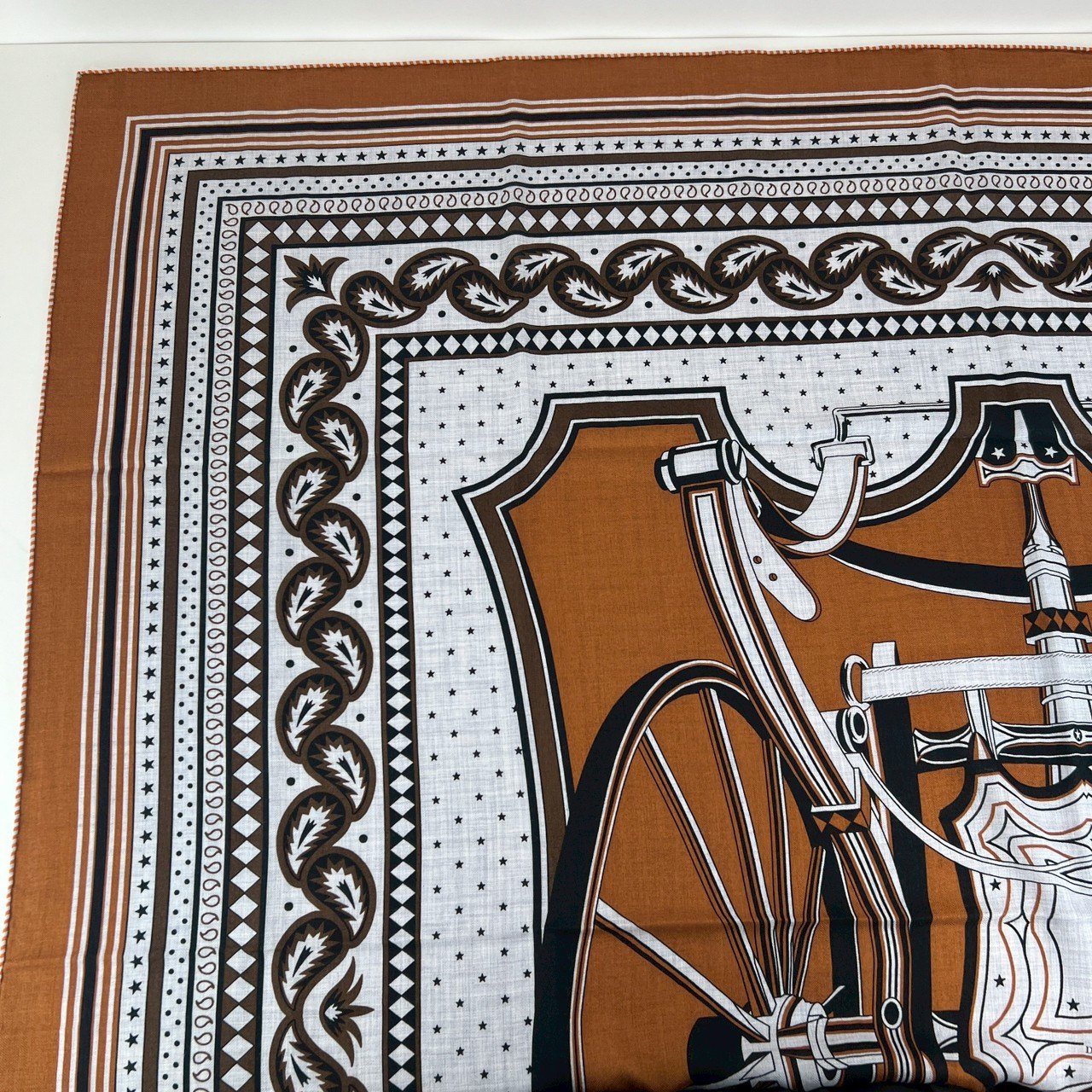 Hermès エルメス Châle 140 Les Roues de Phaéton カレジュアン140(四輪馬車の車輪) カシミア70%、シルク30% キャラメル/グリシネ/ブラック Caramel/Gris chine/Black