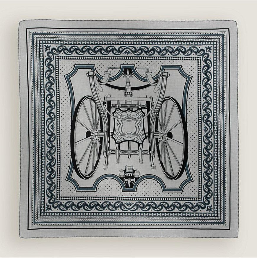Hermès エルメス Châle 140 Les Roues de Phaéton カレジュアン140(四輪馬車の車輪) カシミア70%、シルク30% gris chiné(グリシネ) / ardoise clair(アルドワーズクレール) / Black(ブラック)