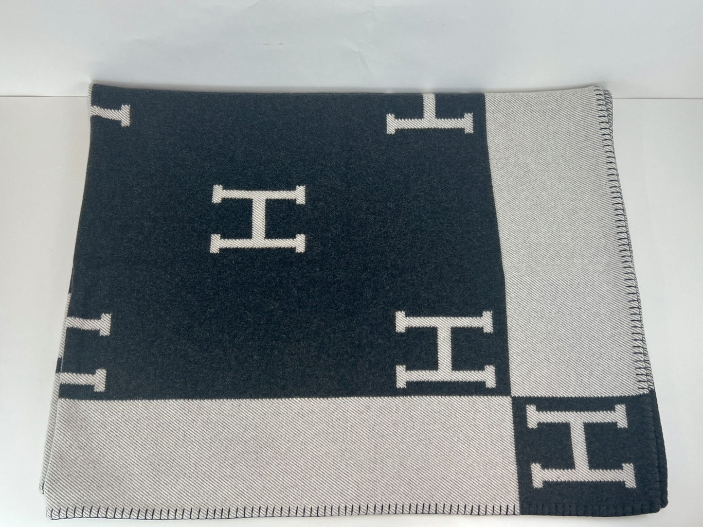 Hermès エルメス Jeté de canapé Avalon プレード アヴァロン メリノウール 90% カシミヤ 10% Ecru/gris fonce エクリュ/グリフォンセ