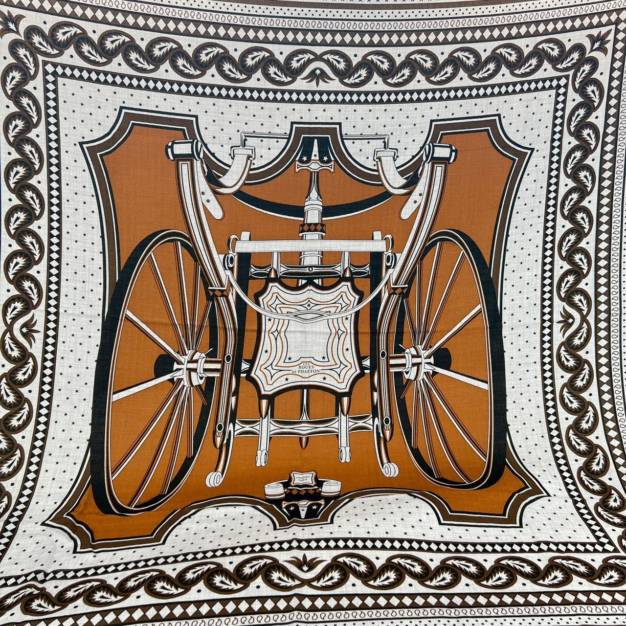 Hermès エルメス Châle 140 Les Roues de Phaéton カレジュアン140(四輪馬車の車輪) カシミア70%、シルク30% キャラメル/グリシネ/ブラック Caramel/Gris chine/Black