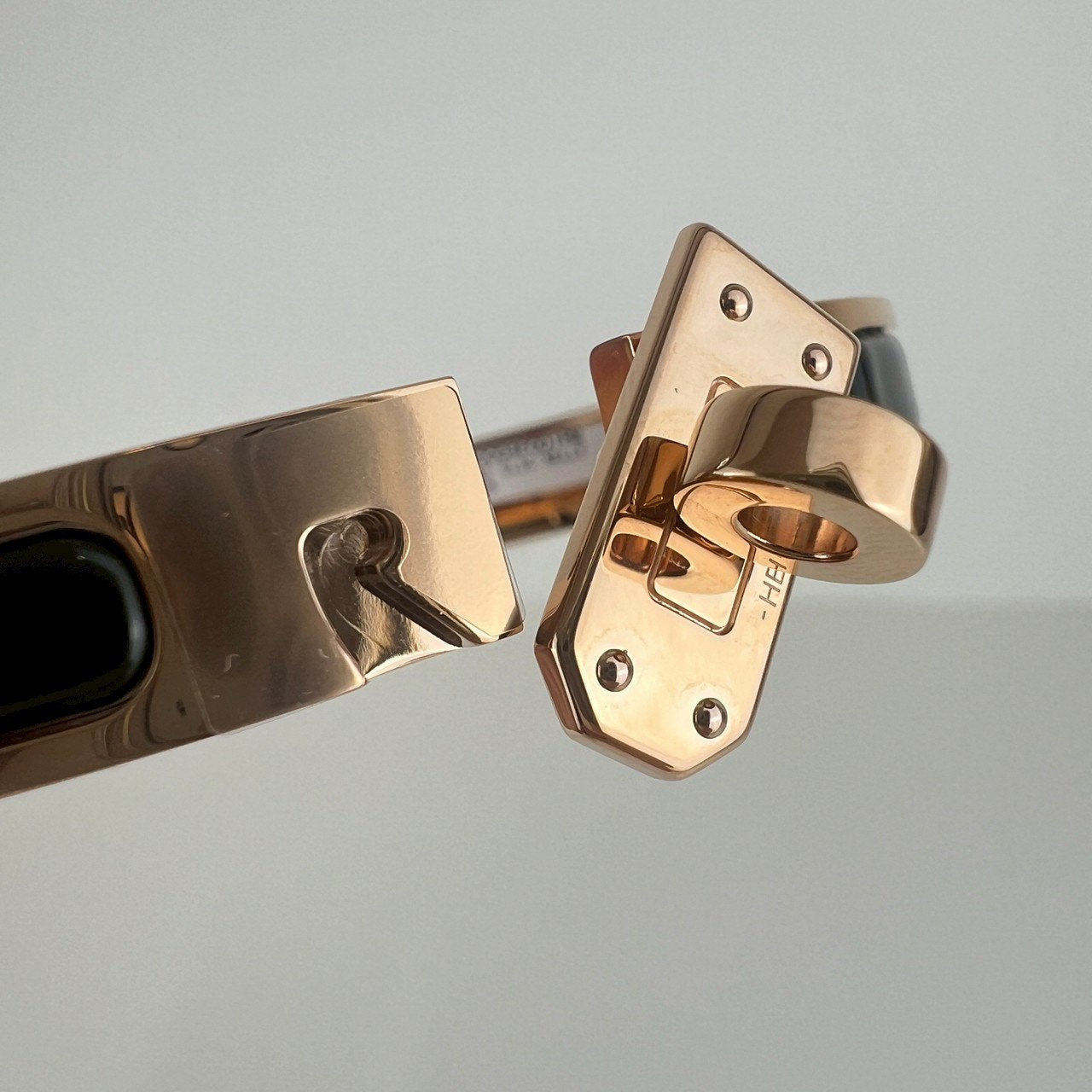 Hermès エルメス Mini Clic Kelly bracelet PM 200004F001PM ミニ クリック ケリー ブレスレット エナメルブレスレット ファン Black / Rosegold :ブラック / ローズゴールド