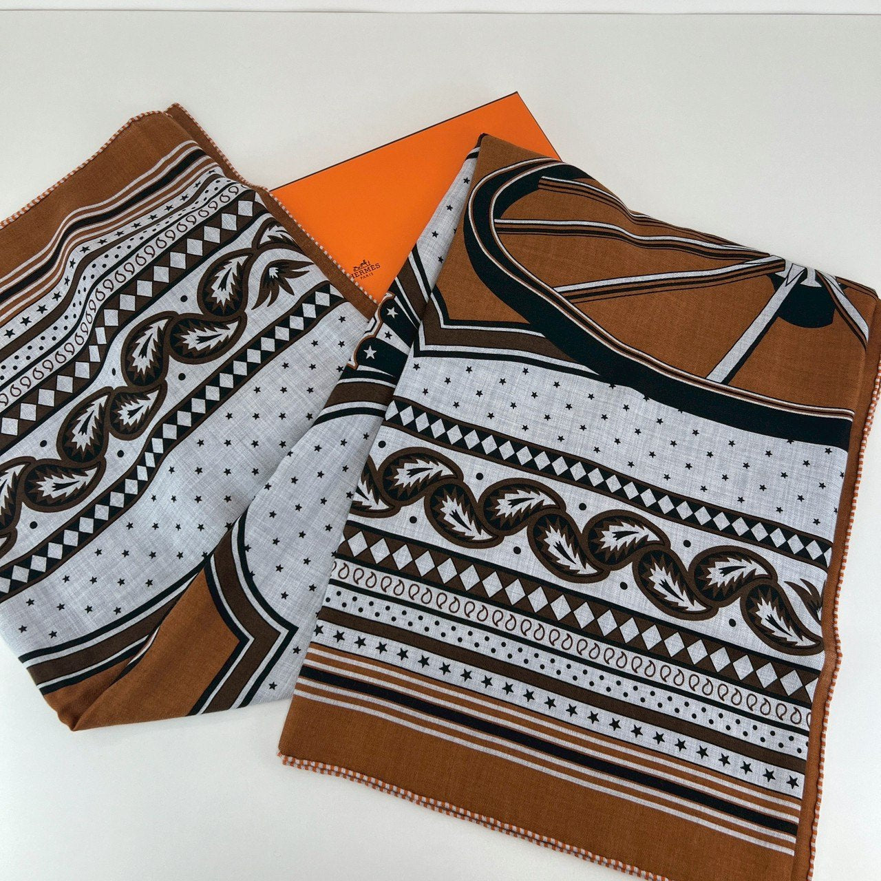 Hermès エルメス Châle 140 Les Roues de Phaéton カレジュアン140(四輪馬車の車輪) カシミア70%、シルク30% キャラメル/グリシネ/ブラック Caramel/Gris chine/Black