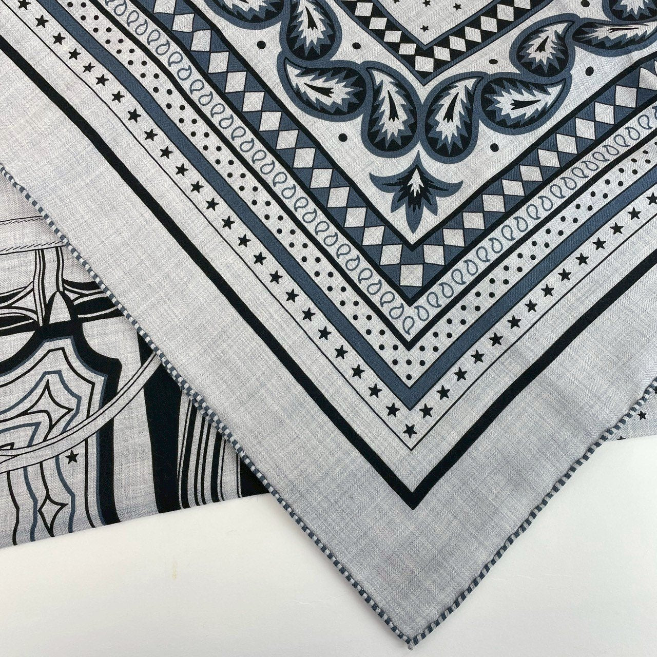 Hermès エルメス Châle 140 Les Roues de Phaéton カレジュアン140(四輪馬車の車輪) カシミア70%、シルク30% gris chiné(グリシネ) / ardoise clair(アルドワーズクレール) / Black(ブラック)