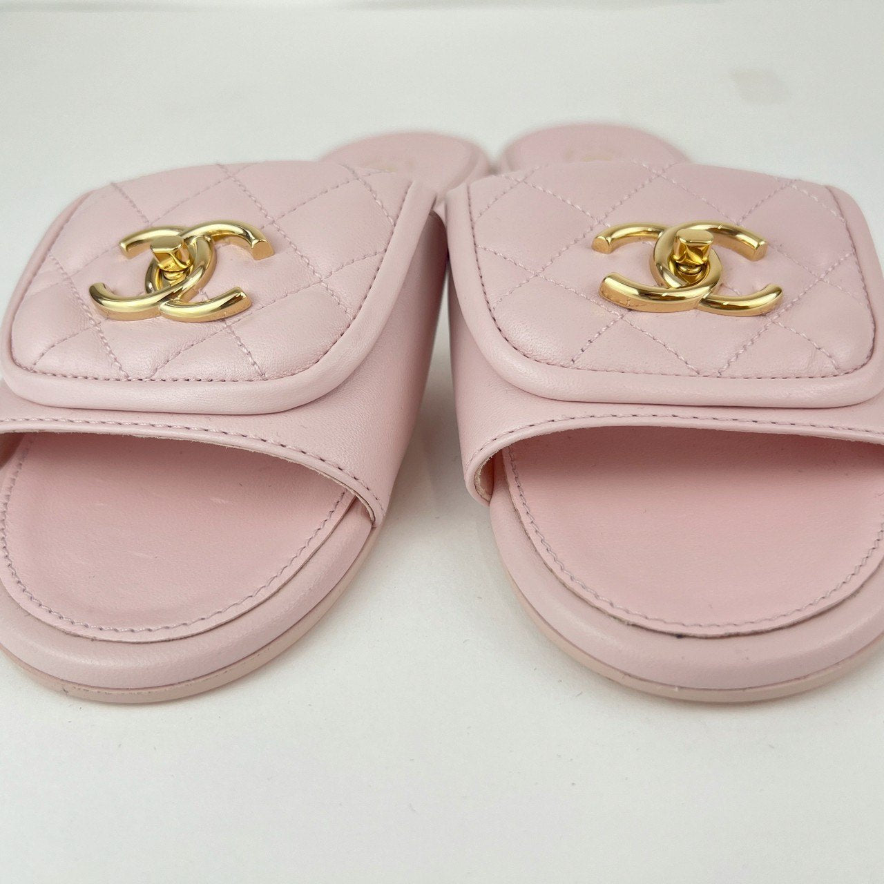 CHANEL シャネル シャネル サンダル ミュール CCロゴ キルティングビーチサンダル ラムスキン Pink ピンク