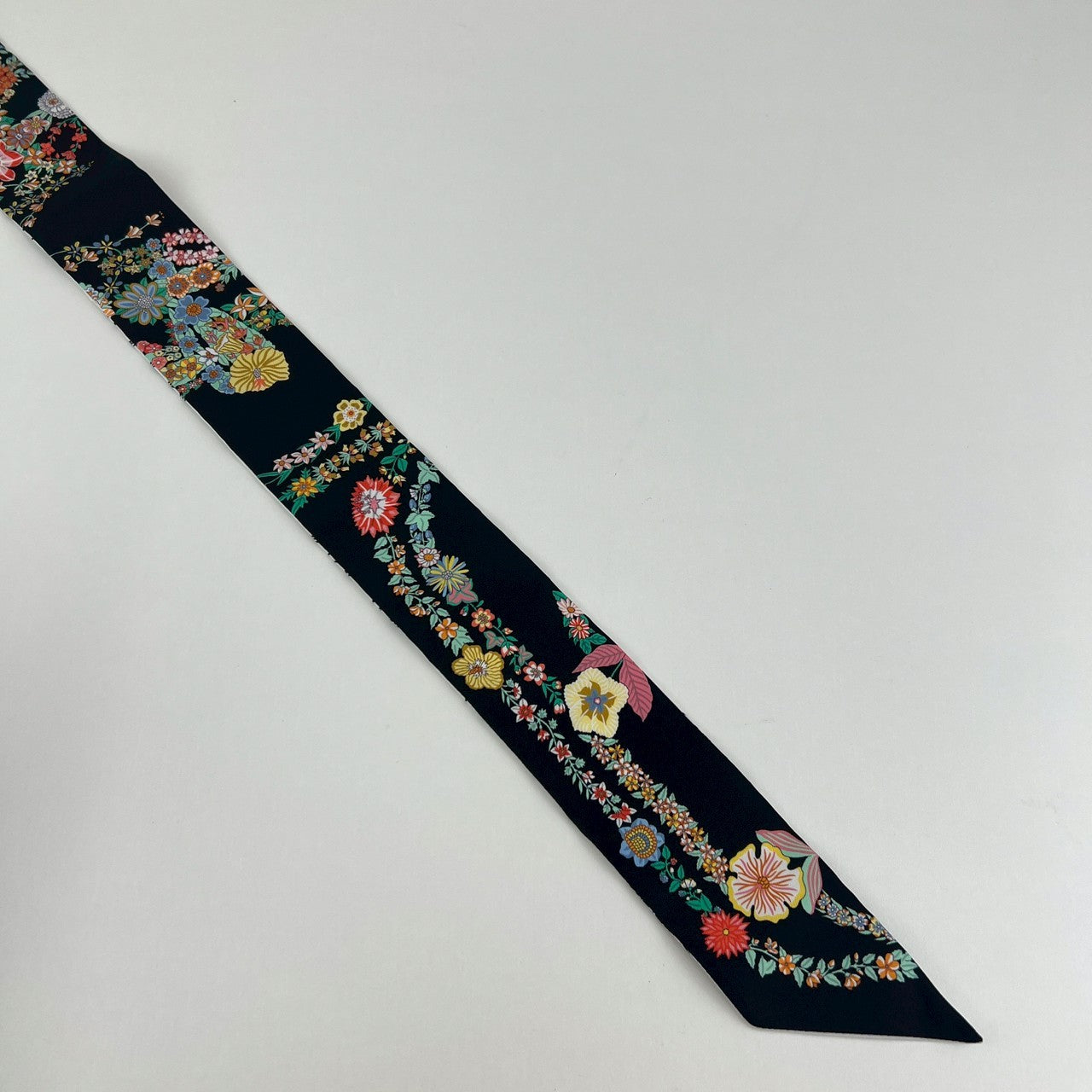 Hermès エルメス Twilly ツイリー 絹 100% マルチカラー ブラック ホワイト