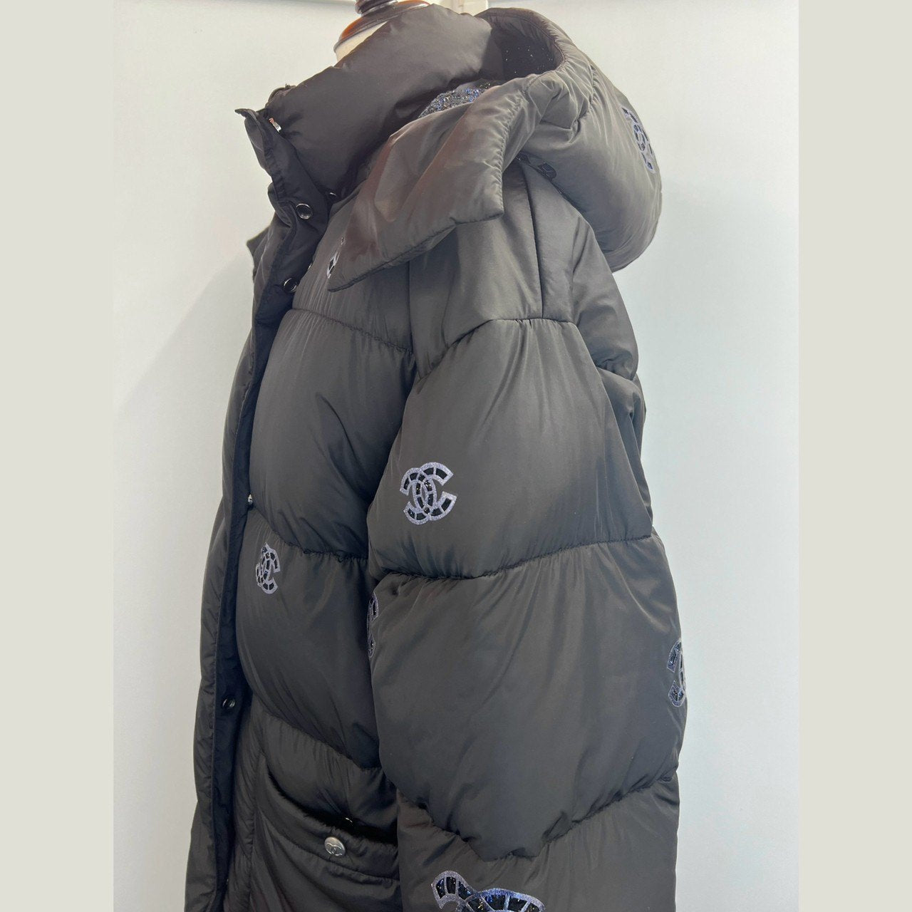シャネル ダウンコート シャネルロゴ Black ブラック ポリエステル グースフェザー90,ダックダウン10% 36サイズ