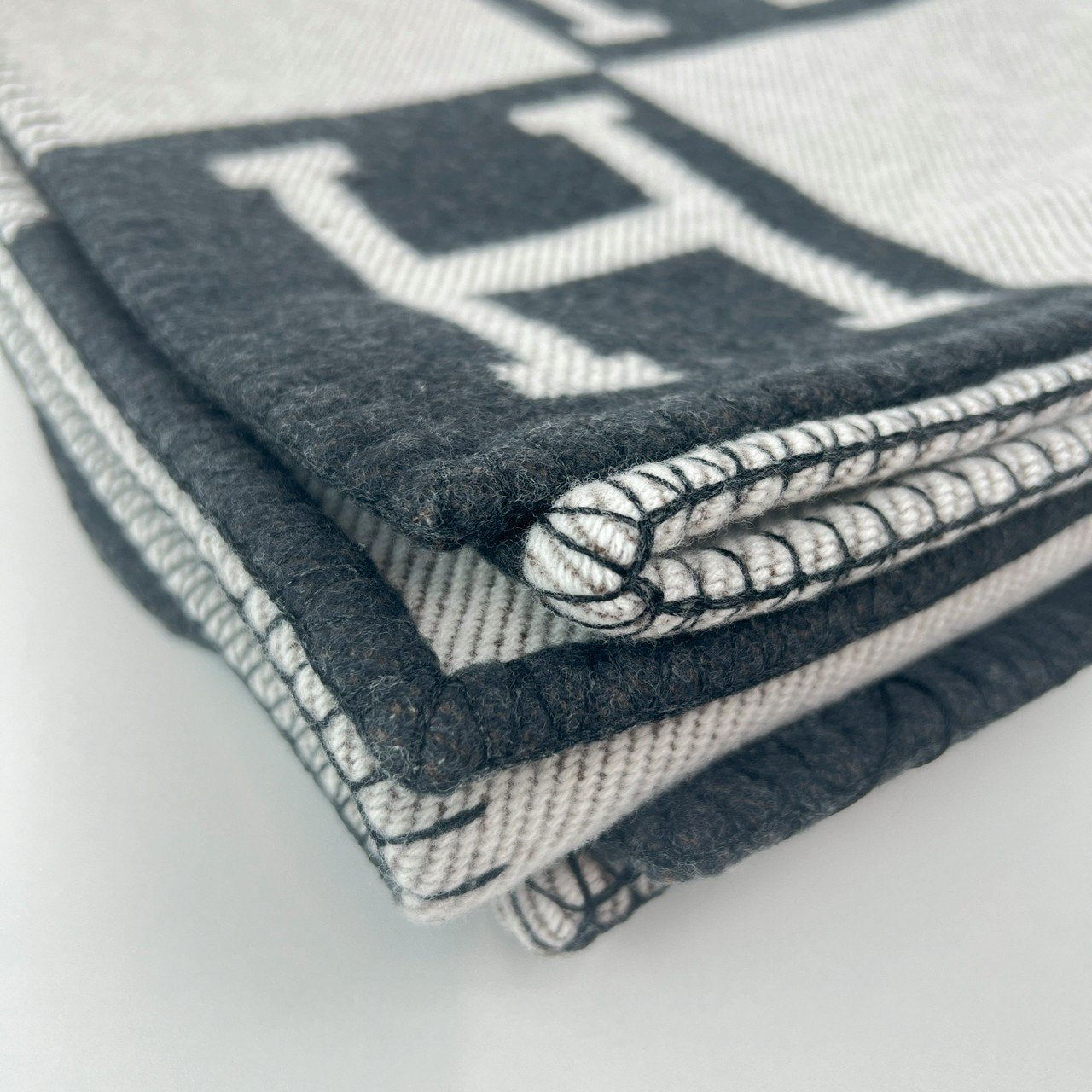 Hermès エルメス Jeté de canapé Avalon プレード アヴァロン メリノウール 90% カシミヤ 10% Ecru/gris fonce エクリュ/グリフォンセ