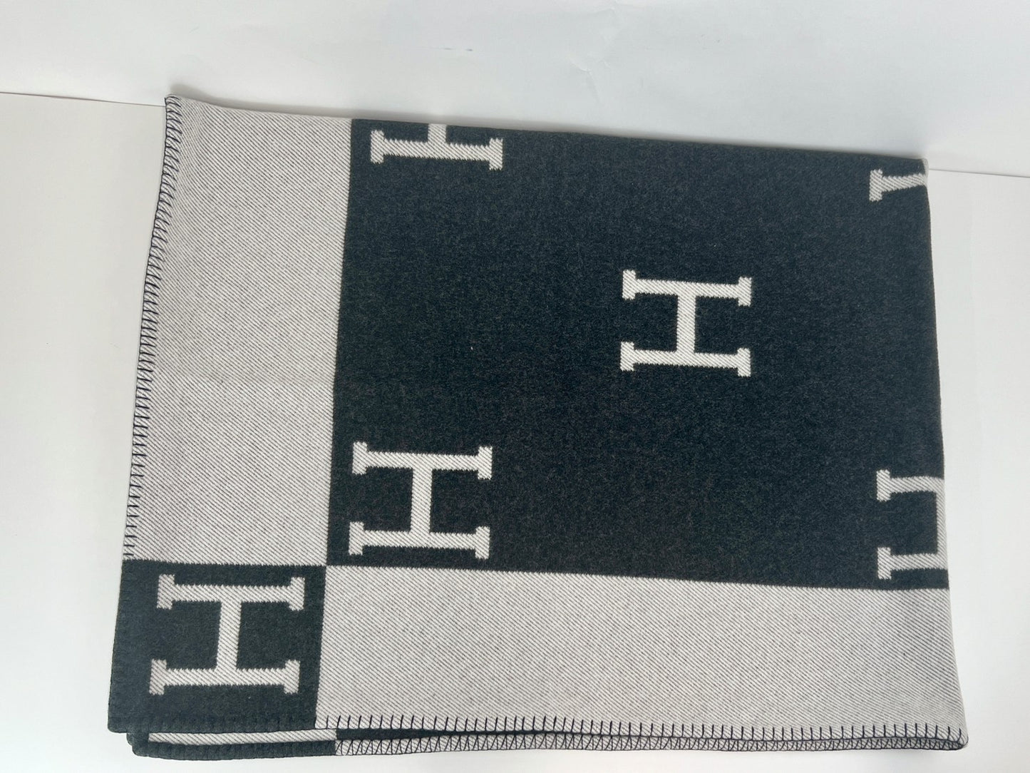 Hermès エルメス Jeté de canapé Avalon プレード アヴァロン メリノウール 90% カシミヤ 10% Ecru/gris fonce エクリュ/グリフォンセ