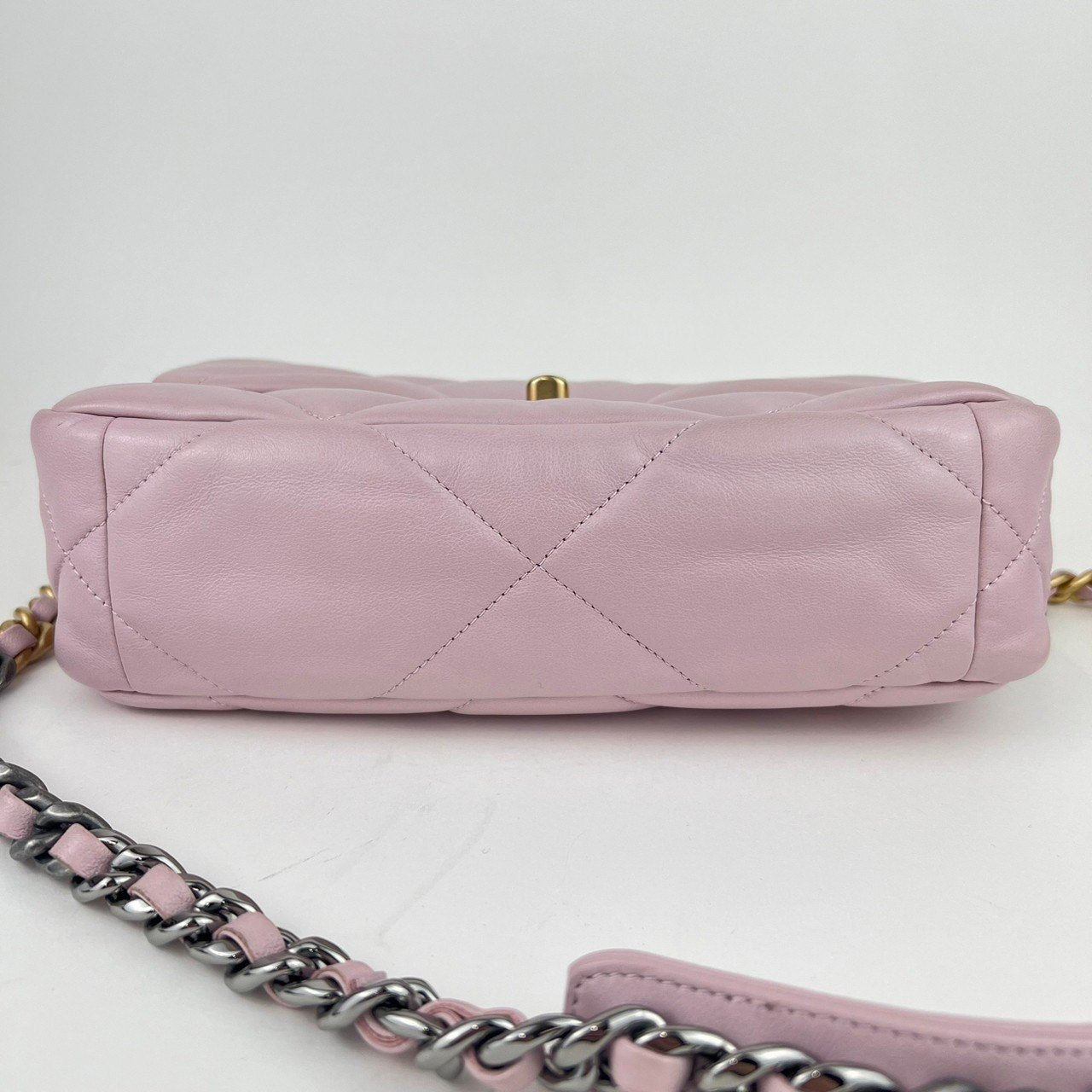シャネル19 チェーンショルダー Lamb skin ラムスキン Pink ピンク 31番台 ゴールド シルバーチェーン