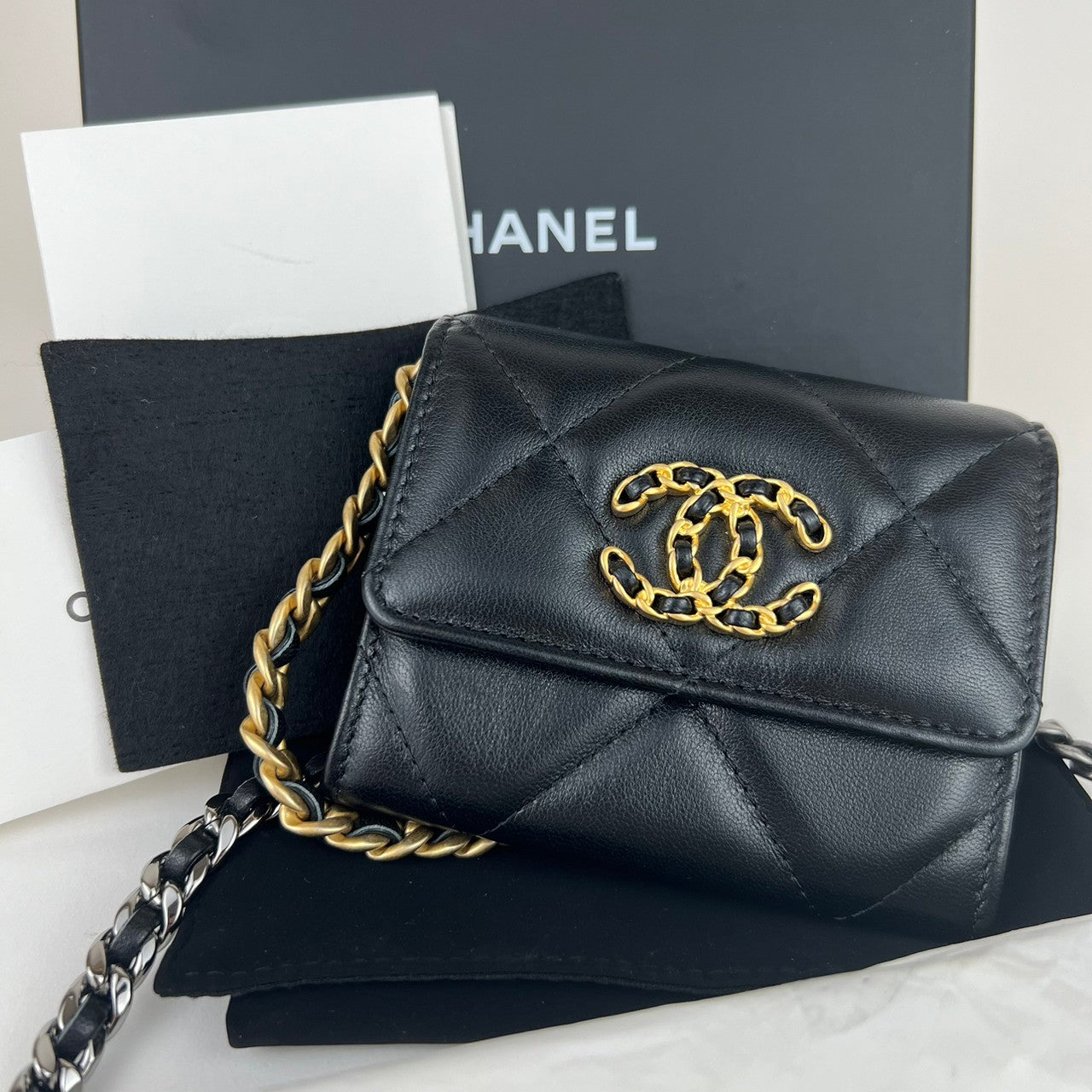 シャネル19 チェーンショルダー Lamb skin ラムスキン Black ブラック 31番台 ゴールド金具