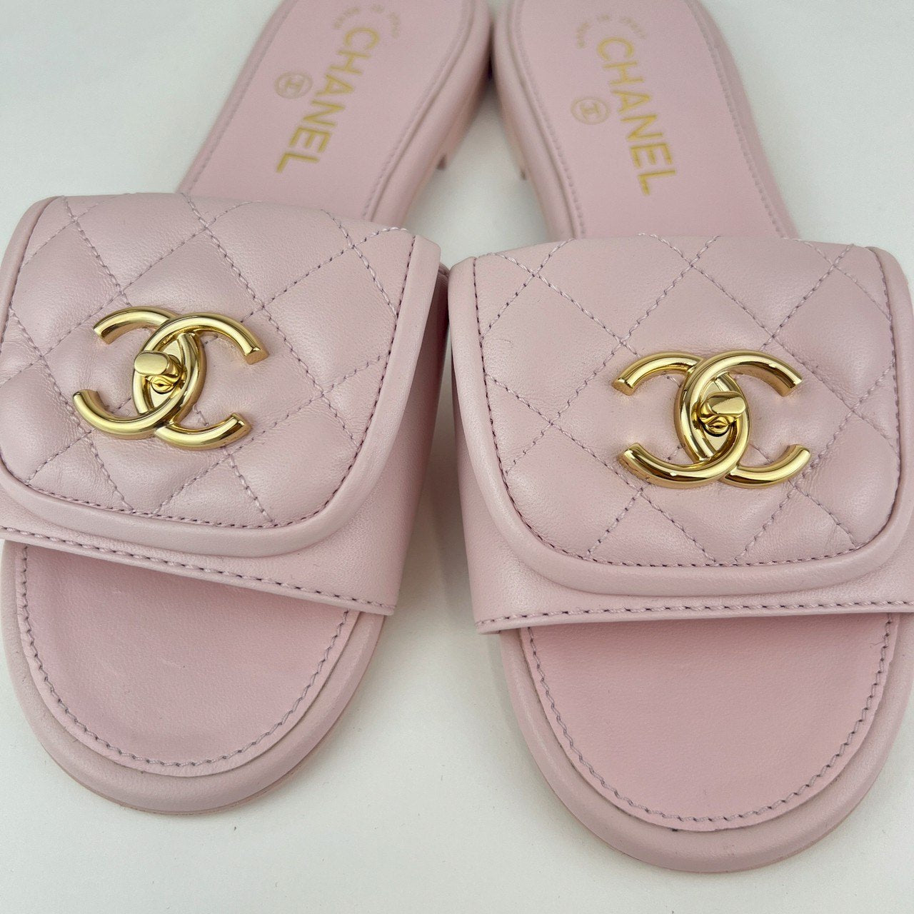 CHANEL シャネル シャネル サンダル ミュール CCロゴ キルティングビーチサンダル ラムスキン Pink ピンク