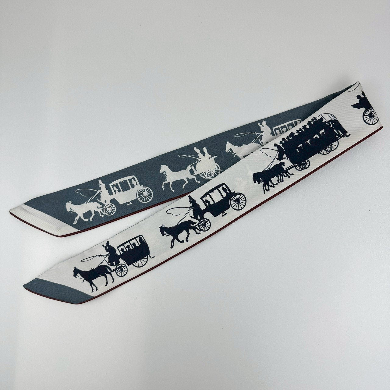 Twilly ツイリー 車輪でめぐるパリ・ドゥ・トゥジュール ネイビー　ホワイト 絹 100% スカーフ