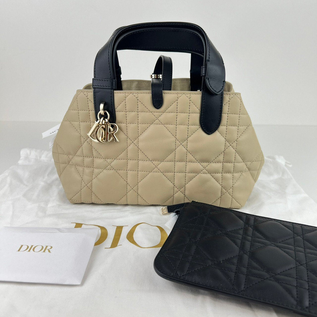 新品未使用　Christian dior ディオール Dior Toujours バッグ スモール Beige/Black   ベージュ/ブラック  GHW ゴールド金具 Calf レディースバッグ　ハンドバッグ