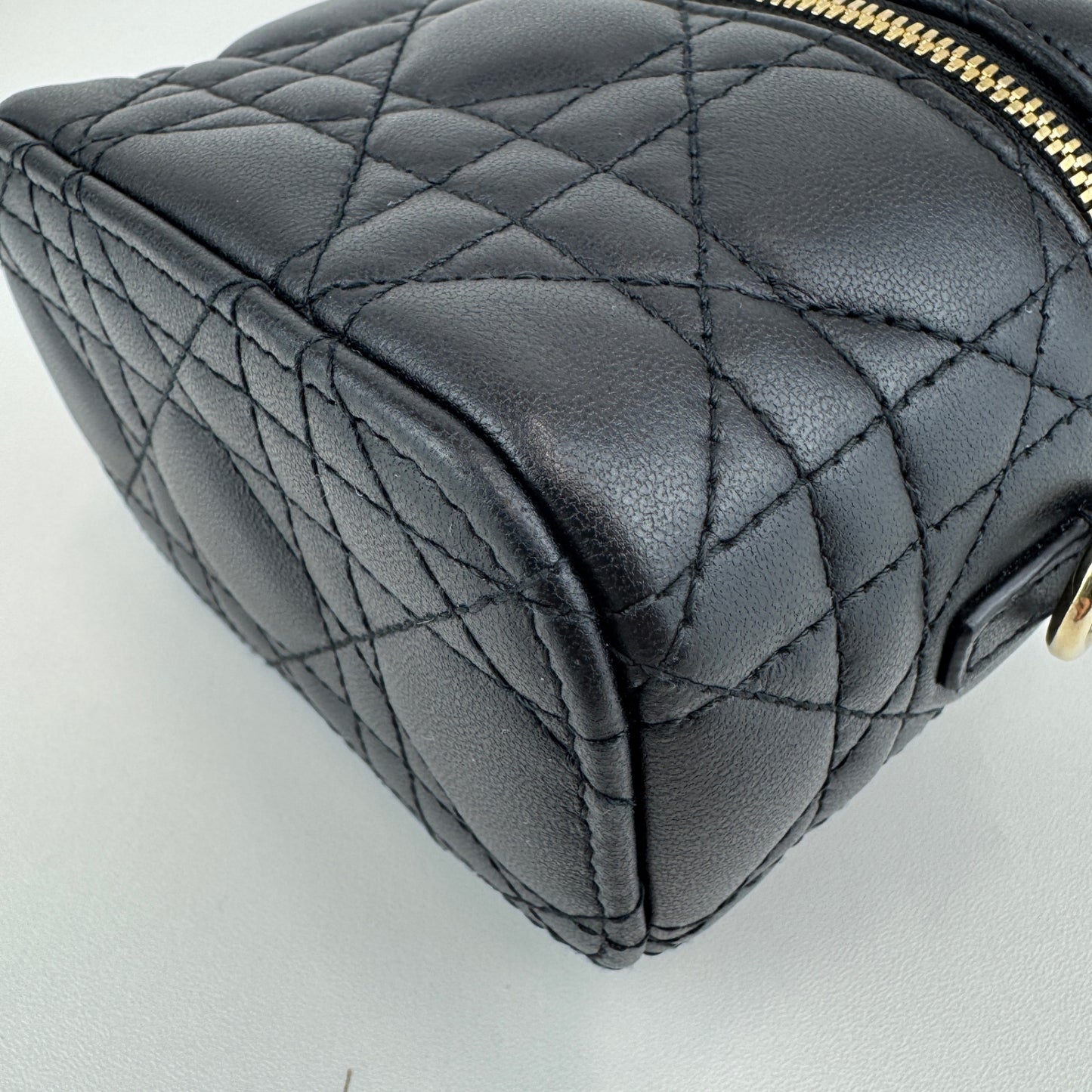 マイクロバニティ ブラック レザー ゴールド金具