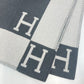 Hermès エルメス Jeté de canapé Avalon プレード アヴァロン メリノウール 90% カシミヤ 10% Ecru/gris fonce エクリュ/グリフォンセ