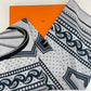 Hermès エルメス Châle 140 Les Roues de Phaéton  カレジュアン140(四輪馬車の車輪) カシミア70%、シルク30% gris chiné(グリシネ) / ardoise clair(アルドワーズクレール) / Black(ブラック)