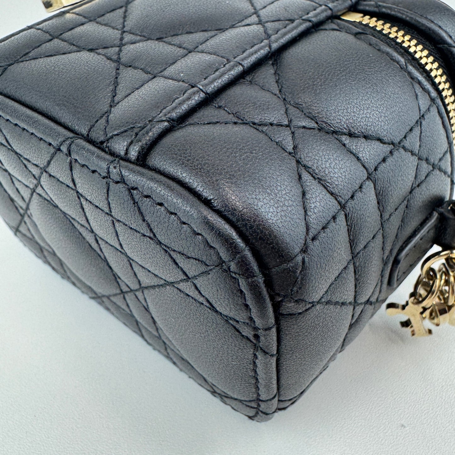 マイクロバニティ ブラック レザー ゴールド金具