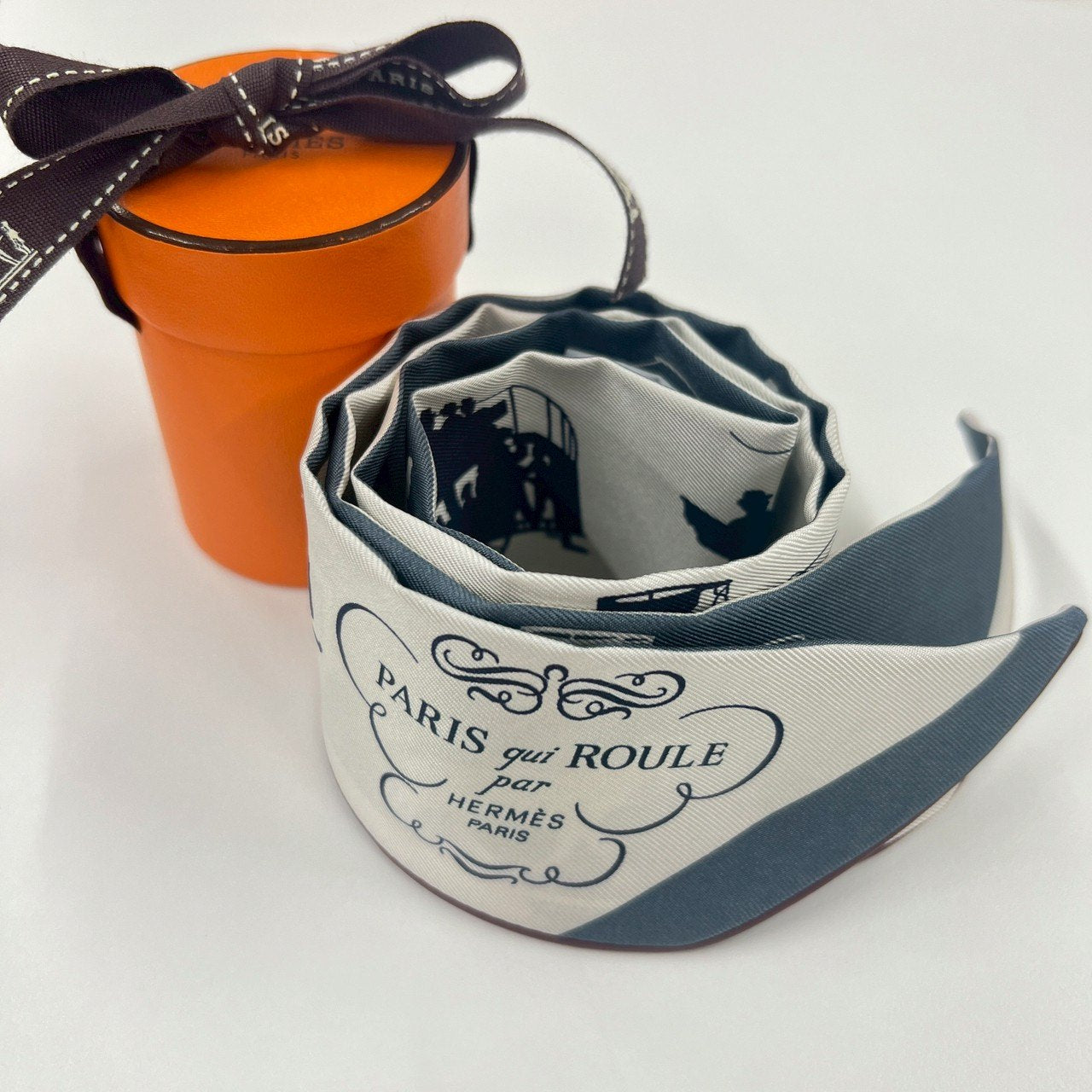 Twilly ツイリー 車輪でめぐるパリ・ドゥ・トゥジュール ネイビー　ホワイト 絹 100% スカーフ