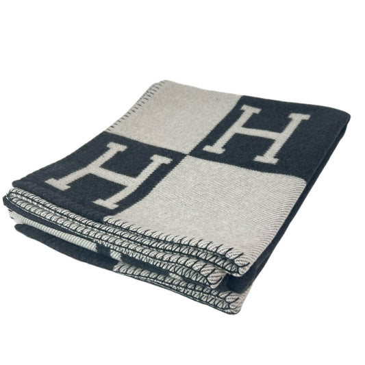 Hermès エルメス Jeté de canapé Avalon プレード アヴァロン メリノウール 90% カシミヤ 10% Ecru/gris fonce エクリュ/グリフォンセ