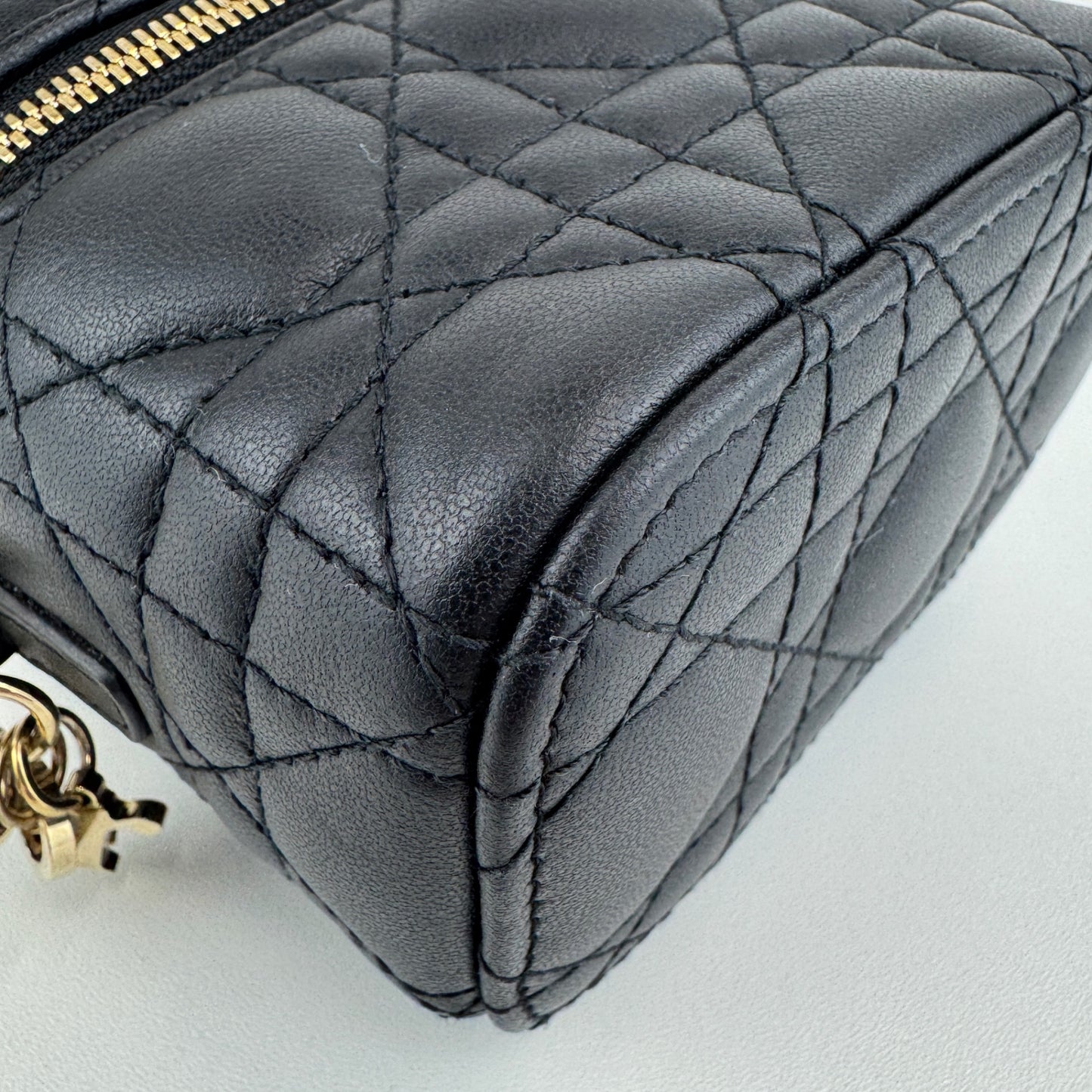 マイクロバニティ ブラック レザー ゴールド金具