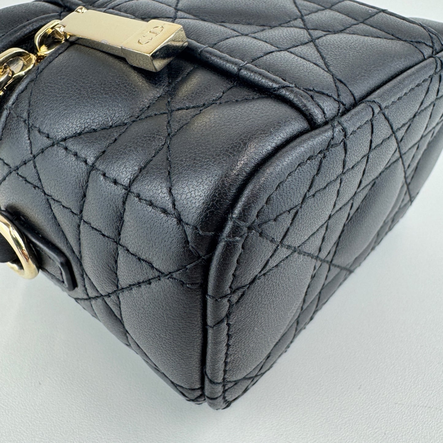 マイクロバニティ ブラック レザー ゴールド金具