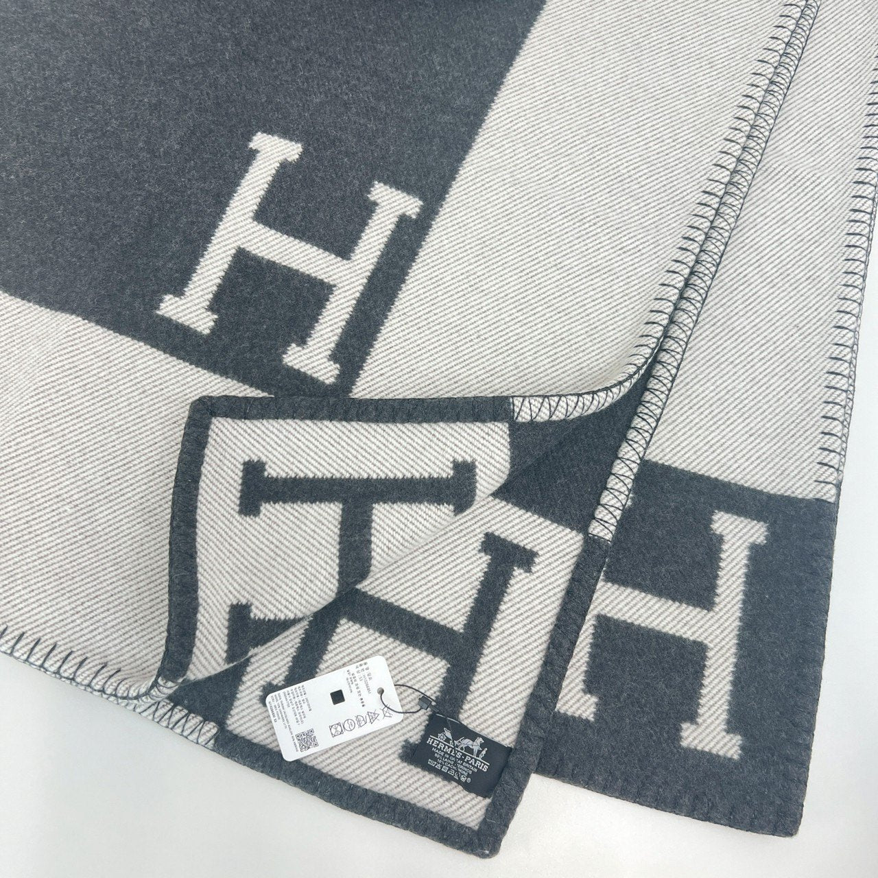 Hermès エルメス Jeté de canapé Avalon プレード アヴァロン メリノウール 90% カシミヤ 10% Ecru/gris fonce エクリュ/グリフォンセ