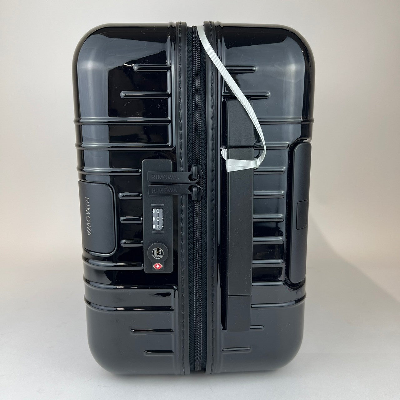 Essential Lite Cabin　エッセンシャルライトキャビン 37L Black　ブラック　Polycarbonate　ポリカーボネート